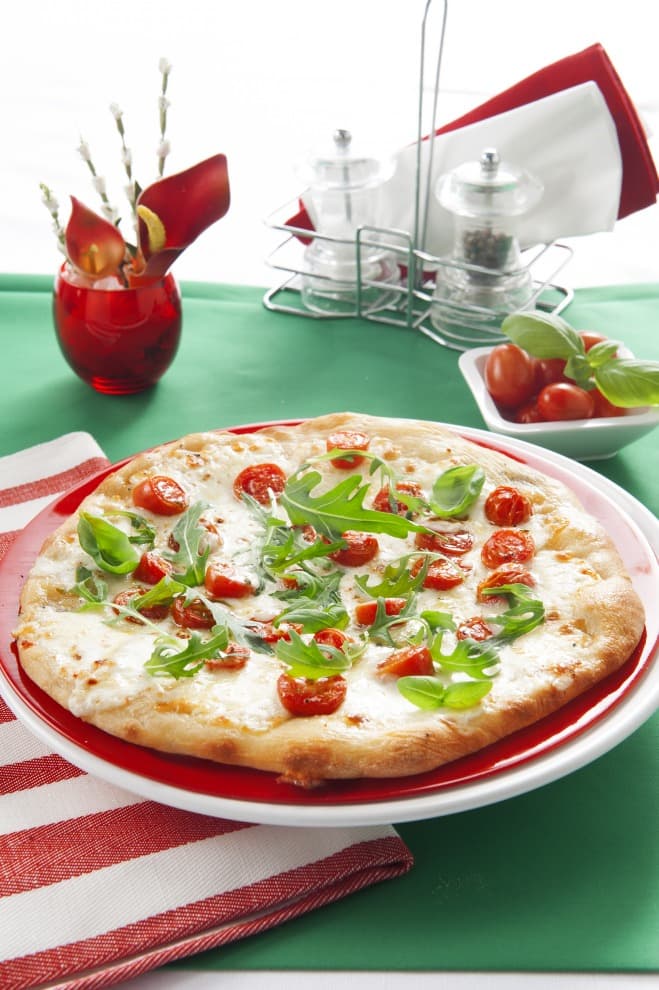 Pizza cu mozzarella, rucola și roșii cherry - Galbani