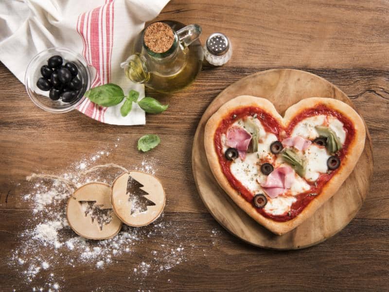Pizza în formă de inimă cu șuncă, măsline negre și anghinare - Galbani